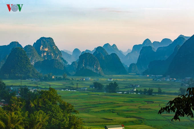 Ngọc Côn là một xã thuộc huyện Trùng Khánh, tỉnh Cao Bằng. Trên địa bàn xã Ngọc Côn có núi Lũng An, núi Lũng Khuốt, núi Lũng Qua, núi Lũng Thoang, núi Pò Dao, núi Tôm Đeng.