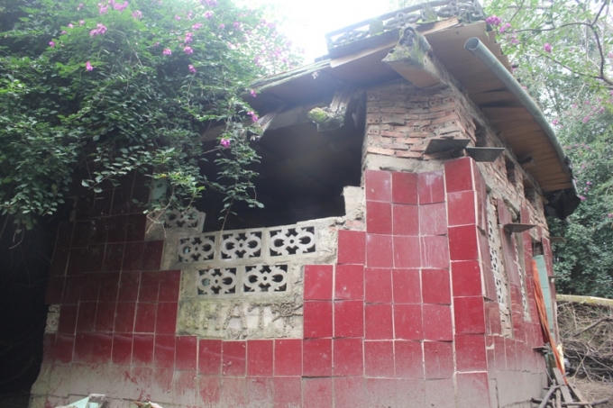 Ngôi nhà có hình dáng kỳ lạ này là nơi đặt 2 ngôi mộ của cha mẹ bà Huệ.