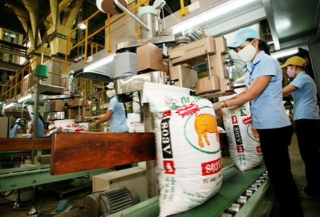 Ngành sản xuất thức ăn chăn nuôi của Việt Nam gặp nhiều khó khăn do thiếu sức cạnh tranh trong hội nhập quốc tế.