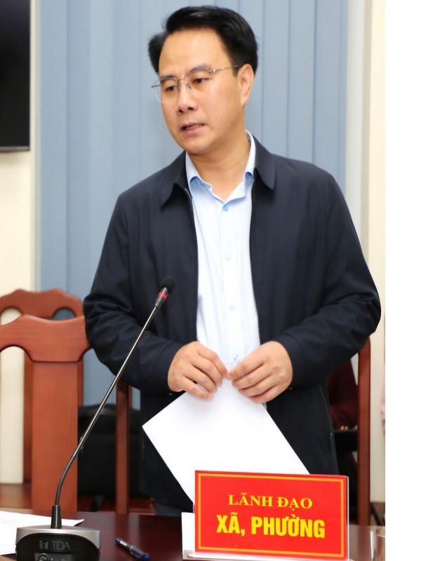 Đại diện lãnh đạo phường Hoa Lư phát biểu tại buổi tiếp công dân.