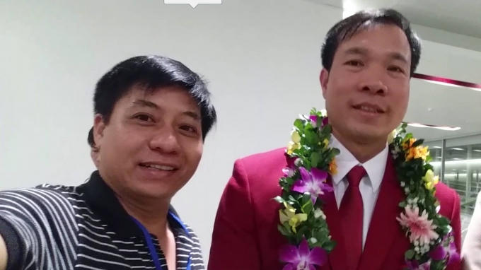 Người hâm mộ chụp ảnh lưu niệm cùng người hung Hoàng Xuân Vinh, Ảnh: Huy Trung