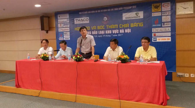Ông Hồ Minh Chiến (đứng), Tổng biên tập báo Gia đình Việt Nam và là Trưởng Ban tổ chức giải phát biểu tại lễ bốc thăm.