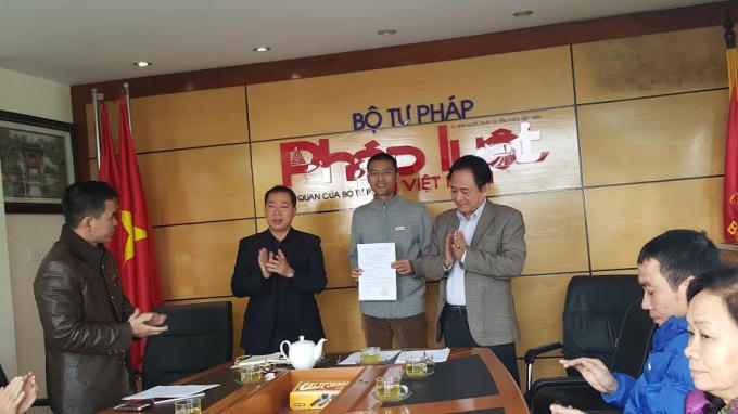 Ban Biên tập báo PLVN trao quyết định cho Nhà báo Hà Ánh Bình