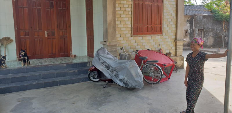 Gia đình bà Tô Thị Lý trú tại xóm Cường Thịnh, huyện Nghi Xuân thường xuyên phải đóng kín cửa vì quá bụi.