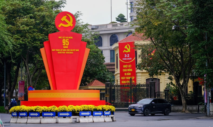 Phố phường Hà Nội trang hoàng lộng lẫy mừng sự kiện trọng đại Kỷ niệm 95 năm Ngày thành lập Đảng Cộng sản Việt Nam (3/2/1930 - 3/2/2025). (Ảnh: Báo Tổ quốc).