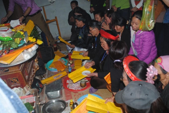 Đội xóc xăm bủa vây các bàn thờ trong đền Cờn (ảnh Duy Ngợi).