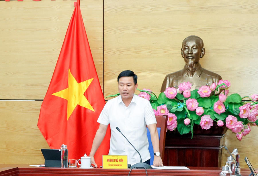 Phó Chủ tịch UBND tỉnh Nghệ An Hoàng Phú Hiền phát biểu tại cuộc họp xử lý vướng mắc các dự án giao thông trọng điểm trên địa bàn tỉnh.