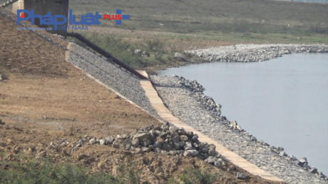 Đoạn đê Hữu Cầu tại xã Quế Tân, huyện Quế Võ bị sạt lở. Ảnh: Phapluatplus.