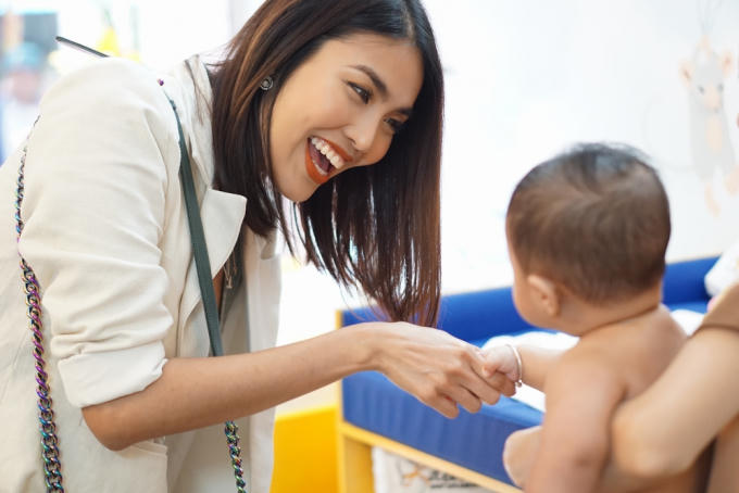 Lan Khuê diện vest trắng thanh lịch thu hút mọi sự chú ý trong ngày khai trương