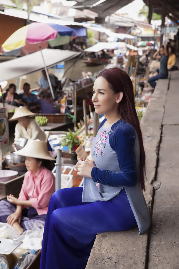 Phi Nhung duy&ecirc;n d&aacute;ng &aacute;o b&agrave; ba tr&ecirc;n chợ nổi Th&aacute;i Lan khiến du kh&aacute;ch trầm trồ ngợi khen