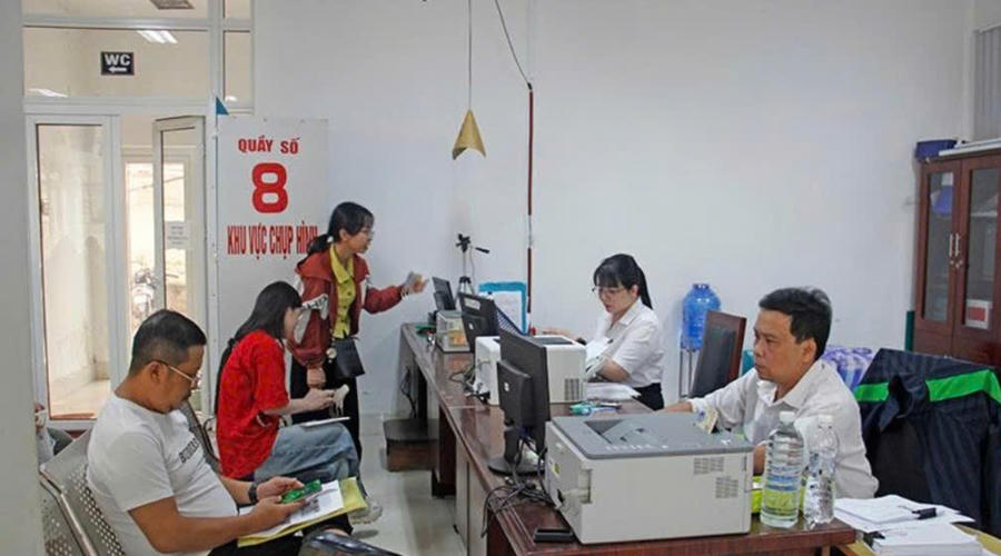 Người dân thực hiện các thủ tục hành chính tại Trung tâm Phục vụ hành chính công tỉnh Đắk Lắk. Ảnh: Báo Đắk Lắk
