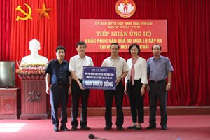 Thứ trưởng Bộ Tư pháp Trần Tiến Dũng trao 100 triệu đồng cho đại diện lãnh đạo UBND tỉnh Yên Bái