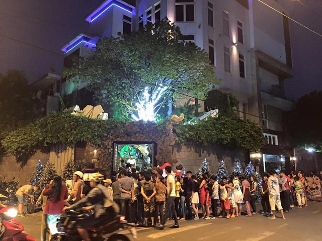 Người dân kéo đến rất đông để chiêm ngưỡng và chụp hình kỷ niệm