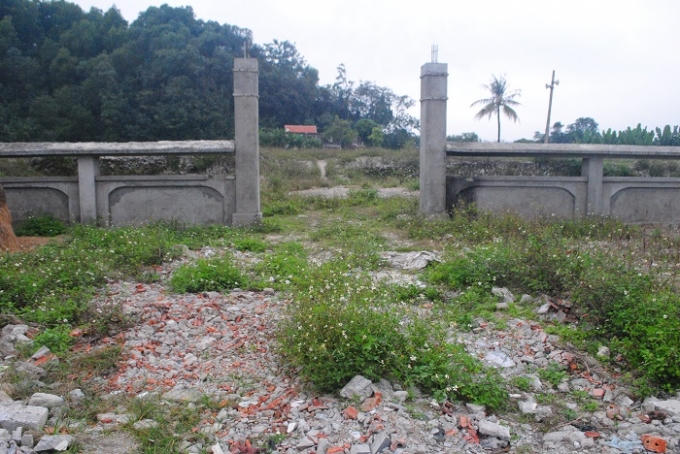 Cổng vào Khu di chỉ khảo cổ học cỏ mọc um tùm, ngổn ngang phết thải xây dựng (ảnh Duy Ngợi).