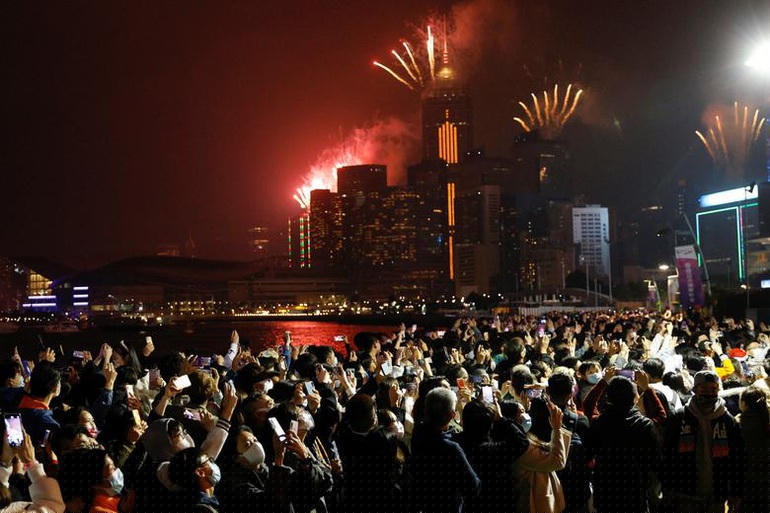 Nhiều người tập trung xem pháo hoa ở Hong Kong (Ảnh: Reuters).