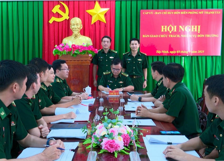 Đại tá Phạm Văn Cờ ký biên bản xác nhận bàn giao chức trách, nhiệm vụ Đồn trưởng Đồn Biên phòng Mỹ Thạnh Tây. Ảnh: Luận Quân