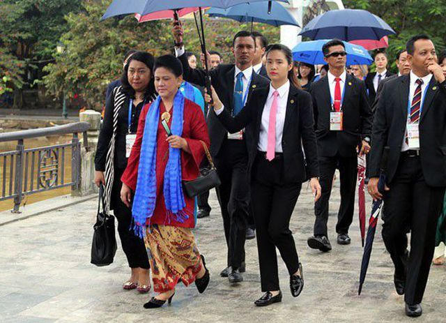 Nữ sĩ quan cảnh vệ thực thi nhiệm vụ bảo vệ tiếp cận phu nhân lãnh đạo các nền kinh tế APEC 2017 tham quan phố cổ Hội An. (ảnh Dân trí)