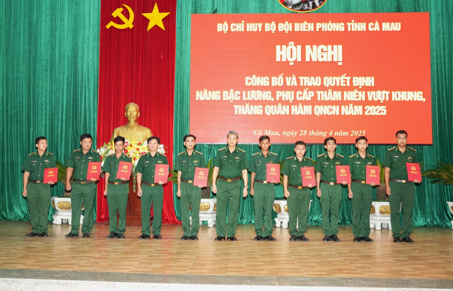 Đại tá Nguyễn Văn Ngọc - Phó Chỉ huy trưởng Nghiệp vụ BĐBP tỉnh Cà Mau, trao Quyết định thăng quân hàm cho quân nhân cấp Thượng úy và Trung úy.