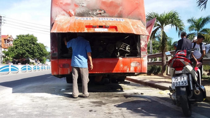 Chiếc xe khách bị cháy đen đuôi xe.
