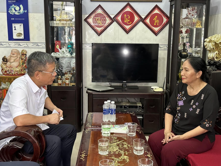Phó Tổng Giám đốc BHXH Việt Nam - Trần Đình Liệu thăm hỏi bà Huỳnh Nữ Tuyết (114/3 KP2, phường Tân Thuận Tây, quận 7, TP.HCM).