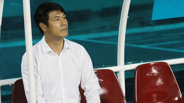 HLV Nguyễn Hữu Thắng có nhiệm vụ giành HCV SEA Games cùng đội tuyển U22 Việt Nam (ảnh: Trọng Vũ).