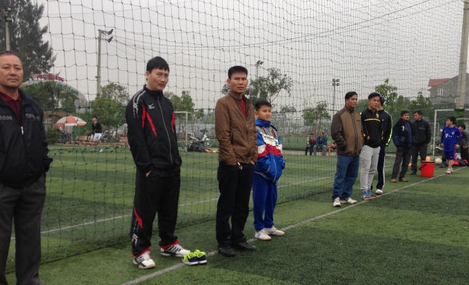 Các phụ huynh và nhà hảo tâm có mặt trên sân xem các em biểu diễn kỹ năng đá bóng.