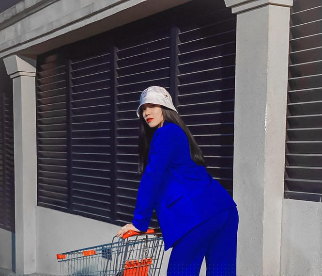 Ngày cách ly thứ 6: Hướng dẫn 50 sắc thái chụp ảnh tại gia, Đỗ Mỹ Linh khoe vai trần sexy - ảnh 10
