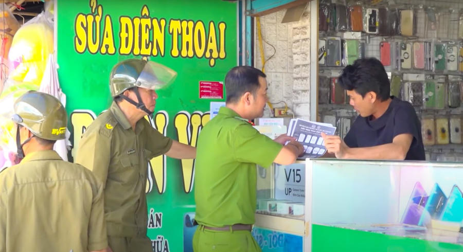 Cán bộ Công an xã Cái Đôi Vàm trao đổi với chủ cơ sở kinh doanh nhỏ trên địa bàn, thể hiện rõ tinh thần “gần dân, sát dân, vì nhân dân phục vụ”.