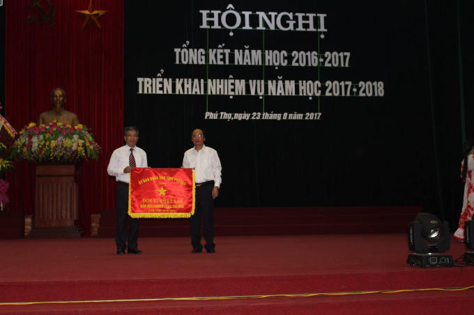 Phó Chủ tịch UBND tỉnh Phú Thọ trao tặng bằng khen cho trường THPT Tam Nông.