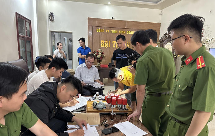 Lực lượng chức năng bắt, khám xét một đối tượng hoạt động