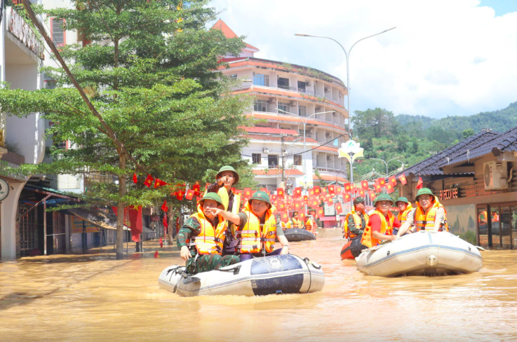 Phó Thủ tướng Trần Hồng Hà kiểm tra tình hình ngập lụt tại Phố đi bộ ven sông Bằng, phường Thục Phán - Ảnh: Báo Cao Bằng