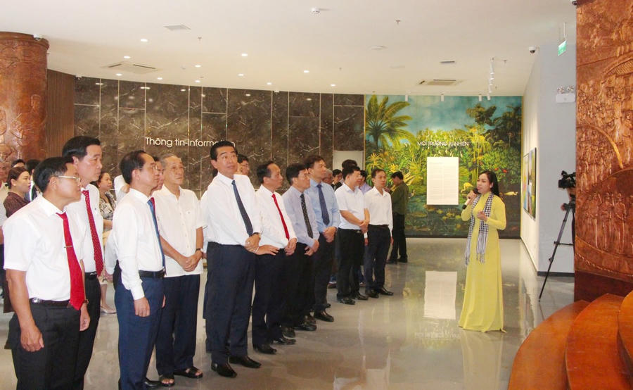 Đại biểu tham quan Dự án trưng bày nội thất Bảo tàng tổng hợp tỉnh.
