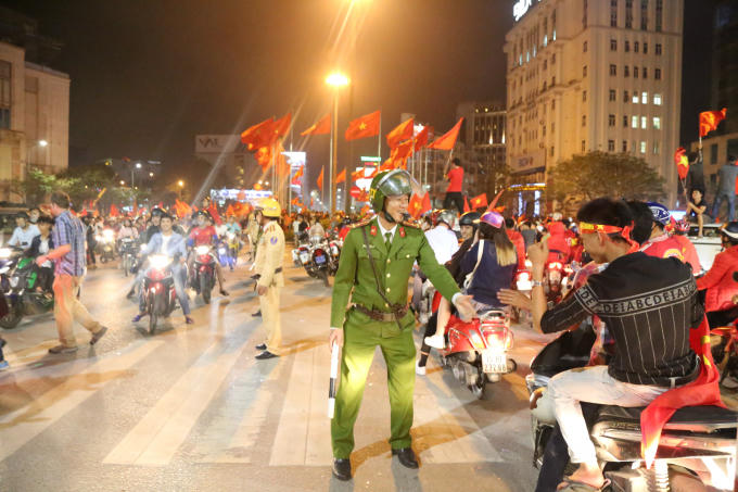 Lượng CSCĐ tuyên truyền Nhân dân cổ vũ có văn hóa chấp hành luật giao thông.
