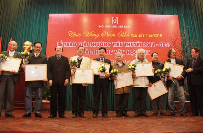 Các tác giả nhận giải tại Lễ trao thưởng cuộc thi tiểu thuyết lần thứ 4 (2011 - 2015) và Giải thưởng văn học 2015.