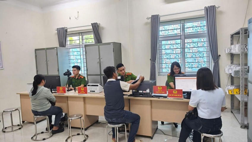 Công an xã Thường tìn hướng dẫn người dân thực hiện các thủ tục trong ngày đầu tiên vận hành chính quyền địa phương hai cấp.