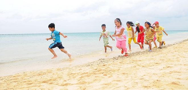 Trẻ em trên đảo Sinh Tồn. Ảnh: Chí Hùng