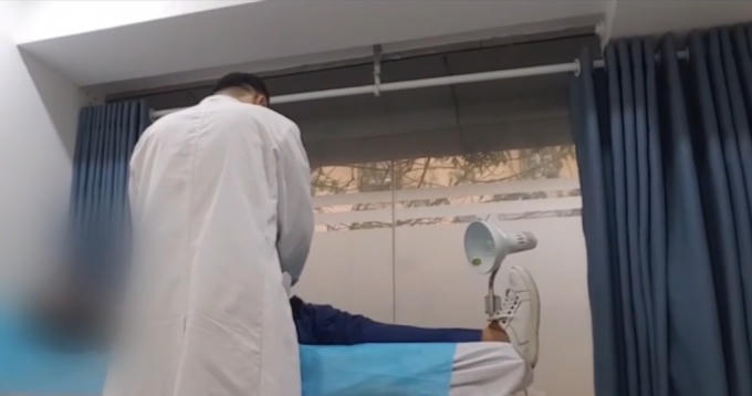 G&oacute;c khuất tại ph&ograve;ng kh&aacute;m tư nh&acirc;n: L&agrave;m gi&aacute; ngay tr&ecirc;n b&agrave;n mổ