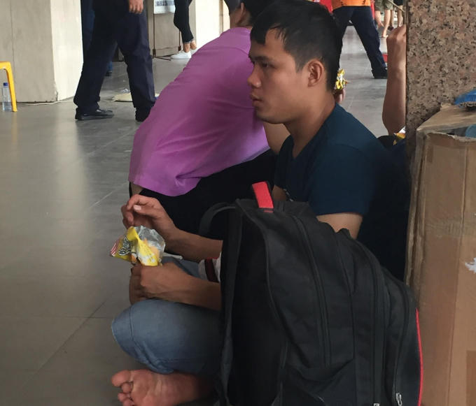 Thời gian đợi xe về quê quá lâu, khiến nhiều người mệt mỏi, đói. Tranh thủ ăn tạm cái bánh mì để lấy sức mua vé về quê nghỉ lễ 2/9.
