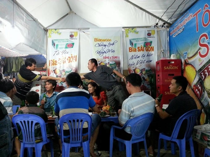 Bia Sài Gòn có mặt từ những nhà hàng sang trọng đến những cửa hàng bình dân.