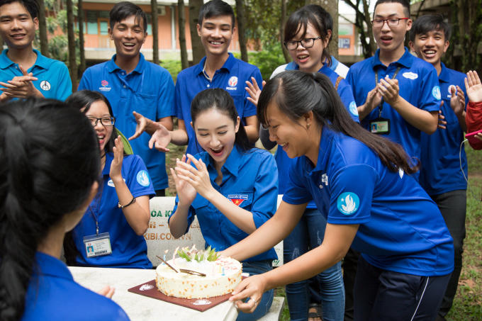 H&agrave; Thu x&uacute;c động khi được sinh vi&ecirc;n t&igrave;nh nguyện tổ chức sinh nhật bất ngờ