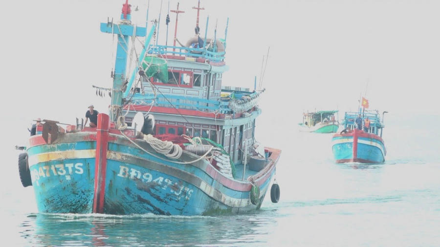 02 tàu cá BĐ 41204 TS và BĐ 94713 TS đang bị dẫn giải vào cảng Hải đội 422 ở Phú Quốc.