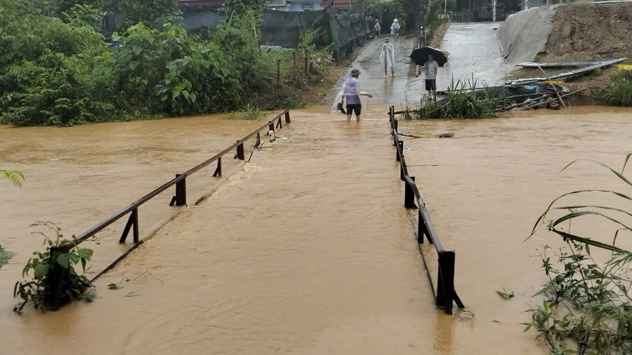 Nước lũ hàng năm gây ngập úng nghiêm trọng, ảnh hưởng đến đời sống người dân.

			
				
					
						
					
					
						
						 Hàng năm nước lũ dâng cao khiến các cháu học sinh không đến được trường lớp.
						
					
				
			
			
						 Hàng năm nước lũ dâng cao khiến các cháu học sinh không đến được trường lớp.