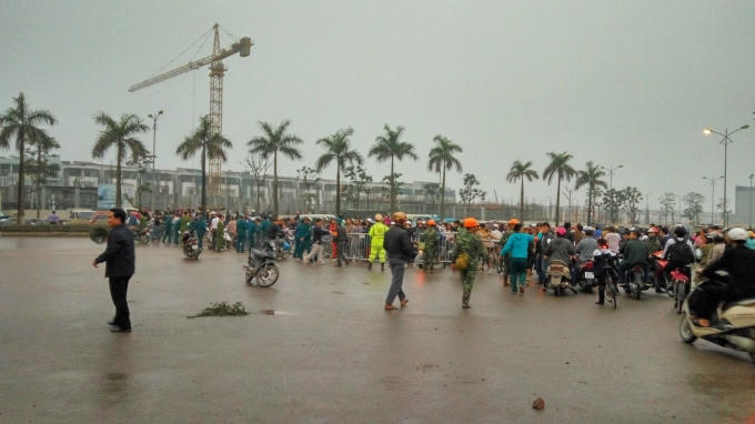 Các lực lượng chức năng tích cực khắc phục sự cố, đưa người bị thương đi cấp cứu.