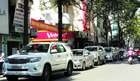 Dịch vụ taxi Grab, Uber xuất hiện hầu hết trên mọi tuyến đường.
