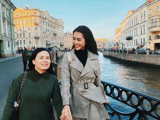 Tường Linh s&agrave;nh điệu c&ugrave;ng mẹ kh&aacute;m ph&aacute; xứ Bạch dương