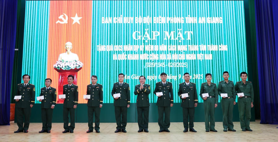 Đại tá Nguyễn Văn Hiệp, Phó Chính ủy Bộ Chỉ huy Quân sự tỉnh, Chính ủy Ban Chỉ huy Bộ đội Biên phòng tỉnh An Giang đã trao quà của Ban Chỉ huy Bộ đội Biên phòng tỉnh tặng cán bộ, chiến sĩ khối cơ quan.