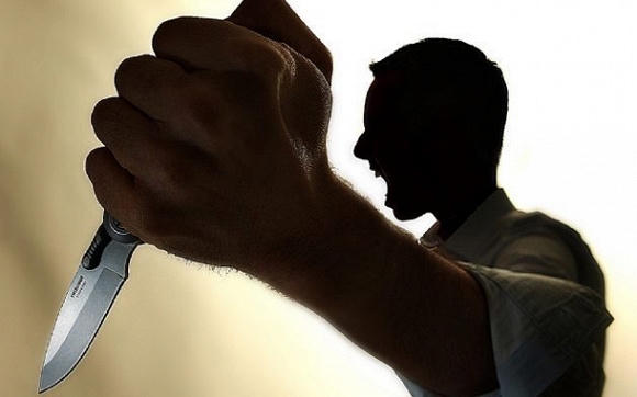 Rạng dùng dao tự chế chém một nhát vào cổ Phong khiến nạn nhân tử vong.