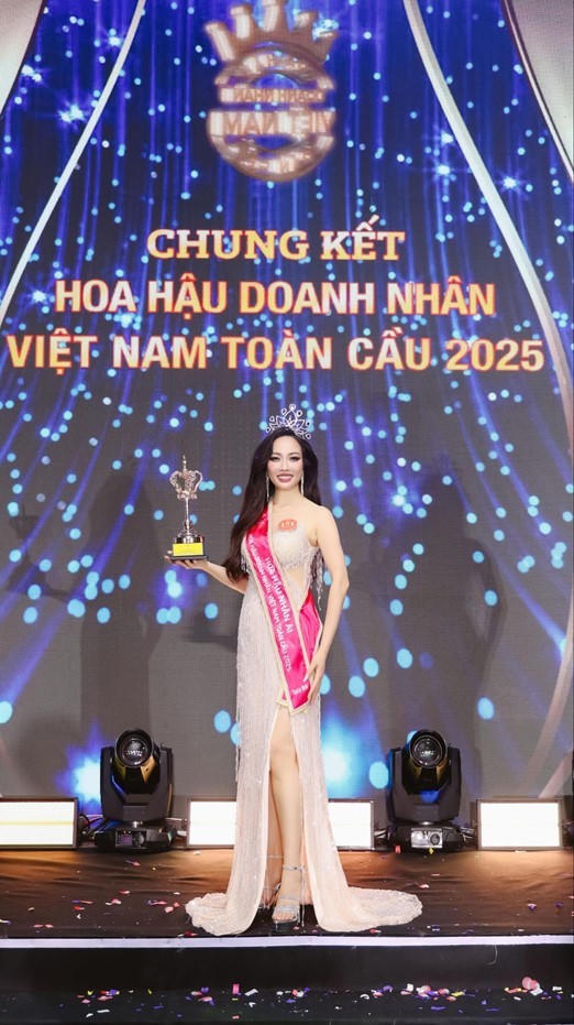 Vẻ đẹp sang trọng, quyến rũ cùng trí tuệ sắc sảo, ứng xử thông minh của nữ doanh nhân ngành Tài chính khiến khán giả mê đắm.