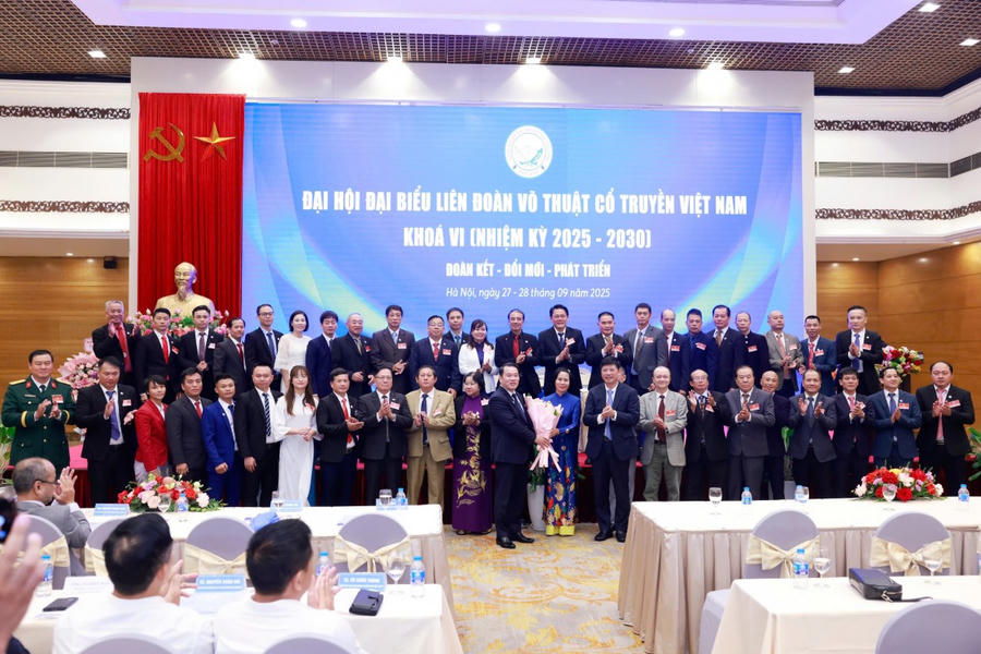 Các đại biểu Đại hội và khách mời cùng chụp ảnh lưu niệm.