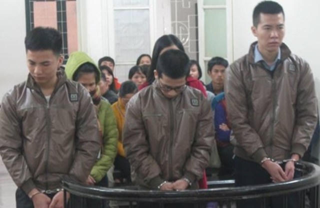 Các bị cáo trước vành móng ngựa.